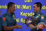 Mantan Komandan Lantamal I Brigjen TNI (Mar) Widodo Dwi Purwanto (kiri) memberikan memberikan cenderamata kepada Komandan Lantamal I Laksamana Pertama TNI Roberth Wolter Tappangan (kanan) saat upacara pisah sambut Komandan Lantamal I yang berlangsung di Makolantamal I Belawan Medan, Sumatera Utara, Selasa (25/10). Laksamana Pertama TNI Roberth Wolter Tappangan sebelumnya menjabat Kepala Staf Kolinlamil (Kaskolinlamil) menggantikan Brigjen TNI (Mar) Widodo Dwi Purwanto yang dipromosikan menjadi Komandan Pasukan Marinir (Danpasmar)-2. ANTARA SUMUT/Septianda Perdana/16