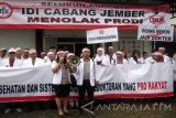 Puluhan dokter yang tergabung dalam Ikatan Dokter Indonesia (IDI) Jember, Jawa Timur menggelar aksi damai di depan Kantor IDI setempat, Senin. Mereka menolak program studi Dokter Layanan Primer (DLP) yang dinilai memberatkan para calon dokter. Antara Jatim/Zumrotun Solichah/zk/16