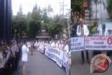 Puluhan dokter yang tergabung dalam Ikatan Dokter Indonesia (IDI) Kalimantan Selatan berdemo menolak program Dokter Layanan Primer (LDP) di halaman Kantor DPRD Kota Banjarmasin, Senin (24/10).Menurut IDI Program DLP Bukan solusi justru pemborosan anggaran.(Foto Antaranews Kalsel/Arianto/F)
