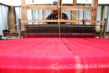 Perajin merenda tenun di rumah kerajinan tenun ikat bukan mesin di Trenggalek, Jawa Timur, Selasa (25/10). Produk kerajinan tenun ikat yang dibuat menggunakan peralatan tradisional itu dijual mulai Rp150 ribu hingga Rp600 ribu, menyesuaikan bahan benang kain yang digunakan.  Antara Jatim/Destyan Sujarwoko/zk/16