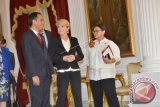 Presiden Joko Widodo (kiri) berdiskusi dengan Menteri Luar Negeri Australia Julie Bishop (tengah) dan Menlu Retno Marsudi (kanan) seusai pertemuan tertutup di Istana Merdeka, Jakarta, Rabu (26/10). Pertemuan tersebut membahas kerja sama penanggulangan terorisme, kerja sama dalam isu pertukaran informasi intelijen, serta persiapan kunjungan Presiden Jokowi ke Australia pada bulan depan. ANTARA FOTO/Yudhi Mahatma/wdy/16.