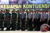 Sejumlah prajurit TNI dan personil Polri mengikuti "Apel Kebangsaan dan Kesiapan Kontijensi di Wilayah Sumut", di Lapangan Benteng Medan, Sumatera Utara, Kamis (27/10). Apel tersebut dilaksanakan guna mengecek kesiapsiagaan personil jajaran TNI, Polri dan Aparatur Sipil Negara (ASN) dalam meningkatkan kewaspadaan terhadap perkembangan kondisi di wilayah Sumatera Utara dalam mewujudkan terciptanya keamanan, ketertiban masyarakat dan keutuhan NKRI. ANTARA SUMUT/Septianda Perdana/16