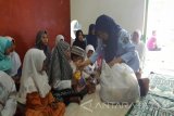 Sejumlah pegawai Imigrasi Blitar menyerahkan bantuan berupa alat tulis, sembako dan perlengkapan sekolah disalah satu pondok pesantren di Blitar, Jawa Timur, Rabu (26/10). Dalam rangka menyambut Hari Dharma Karyadhika yang bertajuk 'Pelayanan dan Penegakan Hukum Pasti Nyata' Kantor Imigrasi Kelas II Blitar menggelar serangkaian bhakti sosial, antara lain donor darah, serta pemberian bantuan ke pondokpesantren. Antara Jatim/Infokim Imigrasi Blitar/zk/16