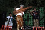 Sejumlah seniman berkolaborasi memainkan alat musik dari berbagai daerah saat Festival Kopi Lego di Gombengsari, Banyuwangi, Jawa Timur, Rabu(26/10)malam. Pentas seni yang dimeriahkan oleh seniman dari dalam dan luar negeri tersebut, sebagai upaya dalam mempromosikan potensi wisata kopi didaerah tersebut melalui  acara Festival Kopi Lego. Antara jatim/Budi Candra Setya/zk/16.