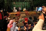 Sejumlah seniman berkolaborasi memainkan alat musik dari berbagai daerah saat Festival Kopi Lego di Gombengsari, Banyuwangi, Jawa Timur, Rabu(26/10)malam. Pentas seni yang dimeriahkan oleh seniman dari dalam dan luar negeri tersebut, sebagai upaya dalam mempromosikan potensi wisata kopi didaerah tersebut melalui  acara Festival Kopi Lego. Antara jatim/Budi Candra Setya/zk/16.