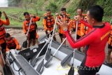Instruktur memberi materi pengenalan alat perahu karet pada pelatihan dasar pertolongan dan penyelamatan (SAR) 'water rescue' di Waduk Wonorejo, Tulungagung, Jawa Timur, Rabu (26/10). Pelatihan itu diikuti 71 perwakilan potensi SAR di 12 kabupaten/kota se-eks-Karesidenan Kediri dan Madiun guna melatih kemampuan melakukan penyelamatan dan pertolongan di air. Antara jatim/Destyan Sujarwoko/zk/16