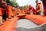 Instruktur memberi materi pengenalan alat perahu karet pada pelatihan dasar pertolongan dan penyelamatan (SAR) 'water rescue' di Waduk Wonorejo, Tulungagung, Jawa Timur, Rabu (26/10). Pelatihan itu diikuti 71 perwakilan potensi SAR di 12 kabupaten/kota se-eks-Karesidenan Kediri dan Madiun guna melatih kemampuan melakukan penyelamatan dan pertolongan di air. Antara jatim/Destyan Sujarwoko/zk/16