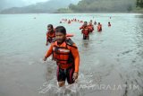 Peserta berlatih teknik 'run-swim-run' (lari-renang-lari) pada pelatihan dasar pertolongan dan penyelamatan (SAR) 