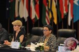 Menteri Luar Negeri Retno L.P Marsudi (kanan) bersama Menteri Luar Negeri Australia, Julie Bishop saat memimpin pertemuan ke-15 tingkat menteri anggota Indian Ocean Rim Association (IORA) di Nusa Dua, Bali, Kamis (27/10). Pertemuan tersebut dihadiri menteri dan wakil menteri dari 21 negara anggota IORA untuk meningkatkan kerja sama bidang ekonomi antar negara-negara di kawasan Samudera Hindia. ANTARA FOTO/Nyoman Budhiana/i018/2016.