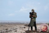 Pengamat burung pantai dari Bird Consultan Surabaya, Iwan Londo Febrianto melakukan proses pengamatan burung pantai yang digelar WWF Indonesia Program Kalbar di Kecamatan Batu Ampar, Kabupaten Kubu Raya, Kalbar, Senin (24/10). WWF Indonesia program Kalbar melakukan survey burung-burung pantai selama 10 hari di wilayah pesisir pantai di sejumlah desa di Kecamatan Batu Ampar, guna mengetahui keanekaragaman jenis burung-burung pantai yang bermigrasi dari wilayah bumi bagian utara menuju bumi bagian selatan. ANTARA FOTO/Victor Fidelis Sentosa/jhw/16