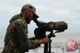 Pengamat burung pantai dari Bird Consultan Surabaya, Iwan Londo Febrianto melakukan proses pengamatan burung pantai yang digelar WWF Indonesia Program Kalbar di Kecamatan Batu Ampar, Kabupaten Kubu Raya, Kalbar, Senin (24/10). WWF Indonesia program Kalbar melakukan survey burung-burung pantai selama 10 hari di wilayah pesisir pantai di sejumlah desa di Kecamatan Batu Ampar, guna mengetahui keanekaragaman jenis burung-burung pantai yang bermigrasi dari wilayah bumi bagian utara menuju bumi bagian selatan. ANTARA FOTO/Victor Fidelis Sentosa/jhw/16