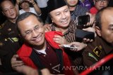 Mantan Menteri BUMN Dahlan Iskan seusai diperiksa terkait kasus korupsi penjualan aset PT PWU di Kejaksaan Tinggi Jawa Timur, Surabaya, Jatim, Kamis (27/10). Dahlan Iskan yang menjabat sebagai Direktur Utama PT PWU tahun 2000-2010 dijadikan tersangka atas kasus korupsi penjualan aset Badan Usaha Milik daerah Pemerintah Provinsi Jawa Timur, PT Panca Wira Usaha (PT PWU). Antara jatim/Umarul Faruq/zk/16