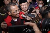 Mantan Menteri BUMN Dahlan Iskan seusai diperiksa terkait kasus korupsi penjualan aset PT PWU di Kejaksaan Tinggi Jawa Timur, Surabaya, Jatim, Kamis (27/10). Dahlan Iskan yang menjabat sebagai Direktur Utama PT PWU tahun 2000-2010 dijadikan tersangka atas kasus korupsi penjualan aset Badan Usaha Milik daerah Pemerintah Provinsi Jawa Timur, PT Panca Wira Usaha (PT PWU). Antara jatim/Umarul Faruq/zk/16