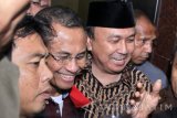 Mantan Menteri BUMN Dahlan Iskan seusai diperiksa terkait kasus korupsi penjualan aset PT PWU di Kejaksaan Tinggi Jawa Timur, Surabaya, Jatim, Kamis (27/10). Dahlan Iskan yang menjabat sebagai Direktur Utama PT PWU tahun 2000-2010 dijadikan tersangka atas kasus korupsi penjualan aset Badan Usaha Milik daerah Pemerintah Provinsi Jawa Timur, PT Panca Wira Usaha (PT PWU). Antara jatim/Umarul Faruq/zk/16