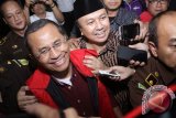 Mantan Menteri BUMN Dahlan Iskan (kiri) bergegas seusai diperiksa terkait kasus korupsi penjualan aset PT Panca Wira Usaha (PWU) di Kejaksaan Tinggi Jawa Timur, Surabaya, Jatim, Kamis (27/10/2016). Kejaksaan Tinggi Jawa Timur akhirnya menahan Dahlan Iskan sebagai tersangka penjualan aset saat yang bersangkutan menjabat sebagai Direktur Utama PT PWU, sebuah BUMD milik Pemprov Jawa Timur. (ANTARA FOTO/Umarul Faruq)