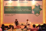 Menteri Keuangan Sri Mulyani (kiri)menyampaikan materi saat Kuliah Umum di Surabaya, Jawa Timur, Jumat (28/10). Kuliah umum yang merupakan rangkaian dari kegiatan Indonesia Shari'a Economic Festival 2016 tersebut membahas tentang bagaimana mewujudkan kemakmuran bangsa melalui ekonomi dan keuangan syariah. Antara Jatim/Moch Asim/zk/16