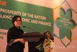 Menteri Keuangan Sri Mulyani (kiri)menyampaikan materi saat Kuliah Umum di Surabaya, Jawa Timur, Jumat (28/10). Kuliah umum yang merupakan rangkaian dari kegiatan Indonesia Shari'a Economic Festival 2016 tersebut membahas tentang bagaimana mewujudkan kemakmuran bangsa melalui ekonomi dan keuangan syariah. Antara Jatim/Moch Asim/zk/16