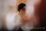 Menteri Keuangan Sri Mulyani (kiri)menyampaikan materi saat Kuliah Umum di Surabaya, Jawa Timur, Jumat (28/10). Kuliah umum yang merupakan rangkaian dari kegiatan Indonesia Shari'a Economic Festival 2016 tersebut membahas tentang bagaimana mewujudkan kemakmuran bangsa melalui ekonomi dan keuangan syariah. Antara Jatim/Moch Asim/zk/16