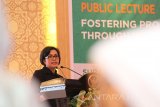 Menteri Keuangan Sri Mulyani (kiri)menyampaikan materi saat Kuliah Umum di Surabaya, Jawa Timur, Jumat (28/10). Kuliah umum yang merupakan rangkaian dari kegiatan Indonesia Shari'a Economic Festival 2016 tersebut membahas tentang bagaimana mewujudkan kemakmuran bangsa melalui ekonomi dan keuangan syariah. Antara Jatim/Moch Asim/zk/16