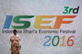 Wakil Gubernur Jatim Saifullah Yusuf menyampaikan sambutan saat acara Pembukaan Indonesia Shari'a Economic Festival (ISEF) 2016 di Surabaya, Jawa Timur, Kamis (27/10). Kegiatan ISEF 2016 yang berlangsung hingga 30 Oktober tersebut merupakan bagian dari peran aktif Bank Indonesia dalam memperkuat ekonomi dan keuangan syariah secara nasional. Antara Jatim/Moch Asim/zk/16