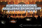 Menteri Kooordinator Bidang Perekonomian Darmin Nasution (keenam kanan) bersama Menteri PPN/Kepala Bappenas Bambang Brodjonegoro (delapan kanan), Gubernur Bank Indonesia Agus Martowardojo (ketujuh kanan) serta Wakil Gubernur Jatim Saifullah Yusuf (kelima kanan) menekan tombol saat Pembukaan Indonesia Shari'a Economic Festival (ISEF) 2016 di Surabaya, Jawa Timur, Kamis (27/10). Kegiatan ISEF 2016 yang berlangsung hingga 30 Oktober tersebut merupakan bagian dari peran aktif Bank Indonesia dalam memperkuat ekonomi dan keuangan syariah secara nasional. Antara jatim/Moch Asim/zk/16