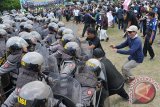 Polisi pengendali massa mendorong mundur para pengunjuk rasa anarkis dalam simulasi pengamanan Sidang Umum ke-85 Interpol di Nusa Dua, Bali, Jumat (28/10). Konferensi yang akan berlangsung 7-10 Nopember 2016 tersebut rencananya dihadiri oleh para pimpinan kepolisian dari 190 negara. ANTARA FOTO/Nyoman Budhiana/i018/2016.