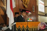 Pasangan calon Gubernur dan wakil Gubernur Aceh, Tarmizi Karim (kanan)  dan Machsalmina Ali (kiri) menyampaikan visi dan misi dalam sidang Paripurna Dewan Perwakilan Rakyat Aceh (DPRA) di Banda Aceh, Jumat (28/10). Enam pasangan cagub-cawagub Aceh dari jalur partai nasional, partai lokal dan independen tersebut, masing-masing menyampaikan visi dan misi yang berbeda tentang program kerja membangun masa depan Aceh yang lebih baik. ANTARA Aceh/Ampelsa/16