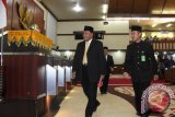 Pasangan calon Gubernur dan wakil Gubernur Aceh, Abdullah Puteh (kiri) dan Sayed Mustafa (kanan) berjalan menuju mimbar untuk menyampaikan visi dan misi dalam sidang paripurna Dewan Perwakilan Rakyat Aceh (DPRA) di Banda Aceh,  Jumat (28/10). Enam pasangan cagub-cawagub Aceh dari jalur partai nasional, partai lokal dan independen tersebut, masing-masing menyampaikan visi dan misi yang berbeda tentang program kerja membangun masa depan Aceh yang lebih baik. ANTARA Aceh/Ampelsa/16