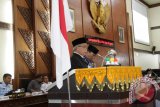 Pasangan calon Gubernur dan wakil Gubernur Aceh, Zaini Abdullah (kanan) dan Nasruddin (kiri) menyampaikan visi dan misi dalam sidang paripurna Dewan Perwakilan Rakyat Aceh (DPRA) di Banda Aceh,  Jumat (28/10). Enam pasangan cagub-cawagub Aceh dari jalur partai nasional, partai lokal dan independen tersebut, masing-masing menyampaikan visi dan misi yang berbeda tentang program kerja membangun masa depan Aceh yang lebih baik. ANTARA Aceh/Ampelsa/16

