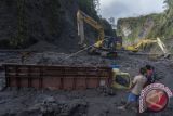 Ekscavator melakukan proses evakuasi sebuah truk yang tertimbun material pasir di aliran sungai Bebeng, Srumbung, Magelang, Jawa Tengah, Jumat (28/10). Hujan deras yang mengguyur lereng Gunung Merapi pada Kamis (27/10) pagi mengakibatkan banjir lahar hujan yang membuat 10 truk penambang pasir terseret aliran banjir dan tertimbun material pasir, tidak ada korban dalam kejadian tersebut. ANTARA FOTO/Hendra Nurdiyansyah/pd/16.