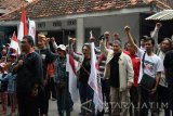 Komunitas Bambu Runcing Surabaya (KBRS) menggelar Upacara Peringatan Hari Sumpah Pemuda di depan bekas Rumah Radio Bung Tomo (RRBT) di Surabaya, Jawa Timur, Jumat (28/10). Peringatan Sumpah Pemuda didepan bangunan cagar budaya RRBT yang dirobohkan pihak swasta untuk perluasan plaza kecantikan itu untuk menanamkan jiwa Nasionalisme sekaligus menuntut agar bangunan cagar budaya RRBT dibangun kembali. Antara jatim/Syaiful Arif/zk/16