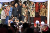 Presiden Joko Widodo (kanan) menghadiri puncak Hari Pangan Sedunia di Boyolali, Jawa Tengah, Sabtu (29/10). Dalam kunjungan kerja di tersebut, Presiden juga mengikuti panen raya di Boyolali dan memberikan bantuan kepada petani berupa benih padi unggulan varietas Inpari 30, Inpari 32, dan Inpari 33 yang merupakan varietas unggulan. ANTARA FOTO/Maulana Surya/wdy/16.