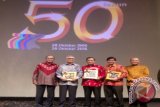 Peluncuran Buku 50 Tahun Universitas Pancasila dihadiri oleh Mantan Wakil Presiden RI, Try Sutrisno, Ketua Pembina Yayasan UNiversitas Pancasila, Siswono Yudo Husudo di Djakarta Theater Jakarta, Sabtu. (29/10). (Antara Foto / Feru Lantara)