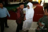 Menteri Riset Teknologi dan Pendidikan Tinggi (Menristekdikti) Mohamad Nasir (ke dua kiri) bersalaman dengan pengasuh pondok pesantren (ponpes) Lirboyo KH Anwar Manshur saat menghadiri kegiatan wisuda Institut Agama Islam Tribakti di aula Ponpes Lirboyo, Kota Kediri, Jawa Timur, Sabtu (29/10). Lawatan Menristekdikti ke sejumlah perguruan tinggi berbasis pesantren di Jawa Timur tersebut guna mendorong dan memberikan semangat kepada santri  agar berperan aktif dalam pembangunan dengan mengimplementasikan ilmu agama dan teknologi mutakhir di tengah masyarakat. Antara Jatim/Prasetia Fauzani/zk/16