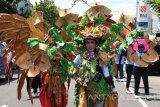 Peserta pawai mengenakan busana karnaval melintas saat mengikuti pawai budaya di Kota Madiun, Jawa Timur, Minggu (30/10). Ratusan orang peserta mengikuti pawai budaya dalam rangka memeriahkan tahun baru Hijriyah. Antara Jatim/Foto/Siswowidodo/zk/16