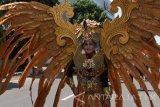 Peserta pawai mengenakan busana karnaval melintas saat mengikuti pawai budaya di Kota Madiun, Jawa Timur, Minggu (30/10). Ratusan orang peserta mengikuti pawai budaya dalam rangka memeriahkan tahun baru Hijriyah. Antara Jatim/Foto/Siswowidodo/zk/16