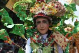 Peserta pawai mengenakan busana karnaval melintas saat mengikuti pawai budaya di Kota Madiun, Jawa Timur, Minggu (30/10). Ratusan orang peserta mengikuti pawai budaya dalam rangka memeriahkan tahun baru Hijriyah. Antara Jatim/Foto/Siswowidodo/zk/16