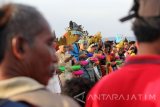 Sejumlah pemuda pemudi mengenakan baju adat daerah saat pelepasan anak penyu (tukik) di Pantai Boom, Banyuwangi, Jawa Timur, Sabtu (29/10). Kegiatan pelepasliaran 245 ekor tukik yang melibatkan pelajar, suku,etnis dan tokoh lintas agama tersebut, guna memperingati hari Sumpah Pemuda sekaligus mengajak pelajar dan masyarakat dalam pelestarian lingkungan terutama penyu. Antara jatim/Budi Candra Setya/zk/16.