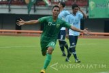 Pesepak bola Persebaya Surabaya Taufan melakukan selebrasi usai mencetak gol di gawang Persema dalam pertandingan ujicoba di stadion Gelora Bung Tomo, Surabaya, Jawa Timur, Sabtu (29/10). Dalam pertandingan tersebut Persebaya Surabaya berhasil mengalahkan Persema dengan skor akhir 5-0. Antara jatim/Umarul Faruq/zk/16