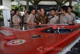 Wakil Menteri ESDM, Arcandra Tahar (tengah) melihat Marine Solar Boat usai Talkshow 'Kemandirian Energi sebagai Penguatan Ketahanan Nasional' di Graha Sepuluh November ITS Surabaya, Jawa Timur, Sabtu(29/10). Talkshow itu merupakan rangkaian peringatan Dies Natalis ke-56 ITS tersebut membahas tentang bagaimana Indonesia bisa mewujudkan swasembada energi atau Kemandirian Energi. Antara Jatim/Syaiful Arif/zk/16