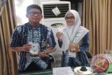 Dua siswa perwakilan SMP Negeri 1 Martapura, Kabupaten Banjar menjadi salah satu finalis Olimpiade Proyek Sains SMP yang digelar Yayasan Adaro Bangun Negeri di Pendopo Bersinar Tanjung. Dengan karya berupa pembuatan Redentisida alami dari campuran air kelapa dan ubi kayu.Foto Antaranews.Kalsel/Herlina Lasmianti