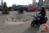 Pengendara sepeda motor berusaha menghindari jalan rusak di kawasan Jalan Williem Iskandar Medan, Sumatera Utara, Kamis (27/10). Kerusakan jalan yang tidak kunjung diperbaiki itu kerap menimbulkan kecelakaan dan mengganggu aktivitas masyarakat. ANTARA SUMUT/Septianda Perdana/16
