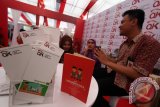 Pengunjung bertanya kepada petugas saat mengunjungi Pasar Keuangan Rakyat di Lapangan Merdeka Medan, Sumatera Utara, Kamis (27/10). Otoritas Jasa Keuangan (OJK) menyelenggarakan program edukasi keuangan melalui kegiatan Pasar Keuangan Rakyat guna memberi pendidikan dan informasi yang lengkap kepada masyarakat mengenai manfaat dan risiko produk dan layanan di sektor jasa keuangan. ANTARA SUMUT/Septianda Perdana/16
