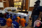 Para tersangka bersama barang bukti kejahatan narkoba saat gelar kasus pengungkapan narkoba di Medan, Sumatera Utara, Senin (31/10). BNN bersama Polda Sumut memaparkan tangkapan narkoba selama bulan Oktober 2016 dengan menyita sabu-sabu seberat 104 kilogram, Ganja 336,05 kilogram, Ekstasi 50.433 butir dan Heroin satu kilogram dengan 50 orang tersangka. ANTARA SUMUT/Septianda Perdana/16
