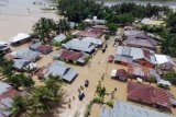 Foto udara kondisi jalan dan rumah warga yang tergenang banjir di Kecamatan Limboto, Kabupaten Gorontalo, Rabu (26/10). Pemerintah Kabupaten Gorontalo menetapkan status darurat bencana banjir bandang menyusul banjir yang menggenangi sembilan kecamatan yang mengakibatkan ribuan rumah terendam dengan jumlah korban banjir mencapai 15.000 orang. ANTARA FOTO/Adiwinata Solihin/aww/16.