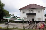 Sejumlah pekerja melakukan renovasi pada gedung tua dengan latar pesawat capung PK-PNM milik PTPN II di Medan, Sumatera Utara, Senin (31/10). Pembangunan objek wisata tersebut tidak hanya menjadi sebuah penelitian melainkan juga menggambarkan tentang sejarah berdirinya PTPN II pada peninggalan zaman kolonial Belanda. ANTARA FOTO/Septianda Perdana/16 