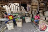 Sejumlah perajin menyelesaikan pembuatan keranjang buah di Kawasan Tandem Hilir Binjai, Sumatera Utara, Senin (31/10). Keranjang yang terbuat dari bahan bambu tersebut yang digunakan untuk mengangkut buah yang dijual dengan harga Rp 10 ribu perkeranjang. ANTARA FOTO/Septianda Perdana/16