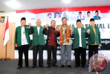 Ketua Umum Pengurus Besar Mathla`ul Anwar, KH Ahmad Sadeli Karim (dua kanan) bersama Wakil Ketua DPD RI, Farouk Muhammad (tiga kanan), Ketua Majelis Amanah PB Mathla`ul Anwar, Irsjad Djuwaeli (kanan), Wakil Ketua Umum Mathla'ul Anwar, Zaenal Abidin Sujai (dua kiri), Ketua Pengurus Wilayah Mathla'ul Anwar Kalbar, Jamaludin M Tawil (kiri) dan Staf Ahli Gubernur Kalbar, Yusri Zainuddin (tiga kiri) berjabat tangan usai pembukaan Rapat Kerja Nasional (Rakernas) I periode 2015-2020 Mathla`ul Anwar di Pontianak, Sabtu (29/10). Kepada para pengurus dan anggota, KH Ahmad Sadeli Karim menyatakan bahwa Mathla'ul Anwar sebagai Ormas Islam yang telah berusia 100 tahun tersebut harus menjadi perekat dalam kehidupan berbangsa di Indonesia. ANTARA FOTO/Jessica Helena Wuysang/16 
