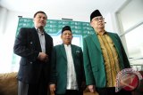 Ketua Umum Pengurus Besar Mathla`ul Anwar, KH Ahmad Sadeli Karim (tengah) didampingi Ketua Majelis Amanah PB Mathla`ul Anwar, Irsjad DJuwaeli (kanan) dan Kepala Lembaga Humas Mathla'ul Anwar, Aat Surya Safaat (kiri) berbicara kepada wartawan usai pembukaan Rapat Kerja Nasional (Rakernas) I periode 2015-2020 Mathla`ul Anwar di Pontianak, Sabtu (29/10). Kepada para pengurus dan anggota, KH Ahmad Sadeli Karim menyatakan bahwa Mathla'ul Anwar sebagai Ormas Islam yang telah berusia 100 tahun tersebut harus menjadi perekat dalam kehidupan berbangsa di Indonesia. ANTARA FOTO/Jessica Helena Wuysang/16 
