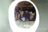 Wakil Gubernur Jawa Timur Saifullah Yusuf (kanan) melihat buku di pameran internasional bertajuk 'The Big Bad Wolf Book Sale' yang menyediakan dua juta eksemplar buku di Surabaya, Senin (31/10) malam. Pameran ini dibuka sejak 24-31 Oktober dengan yang buka 24 jam selama 278 jam nonstop dengan menyediakan dua juta eksemplar buku dengan lebih dari 50 ribu judul dari sejumlah penerbit ternama. Antara Jatim/Fiqih Arfani/zk/16.

